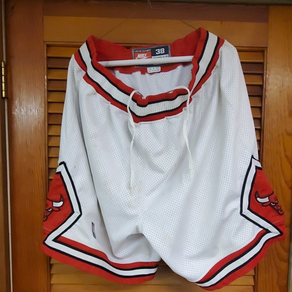 Authentic Nike Chicago Bulls NBA shorts (38)~ 1998